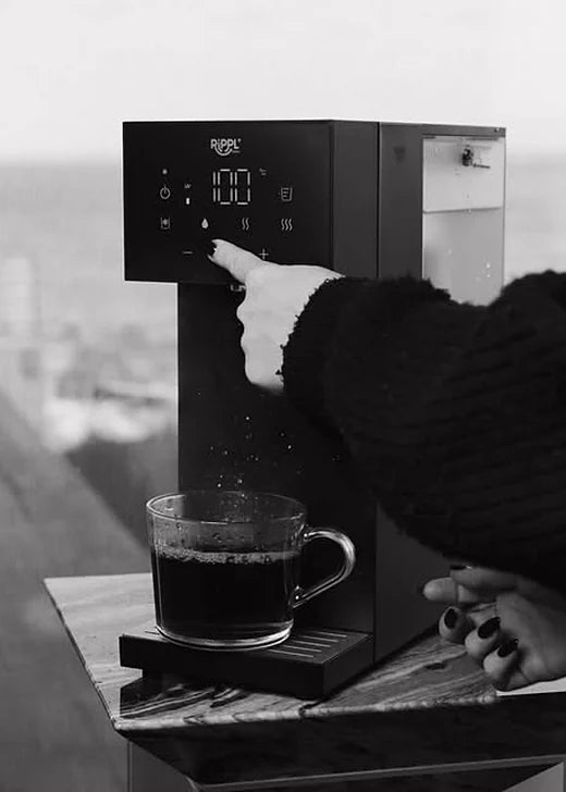 Rippl Nano pouring a hot coffee
