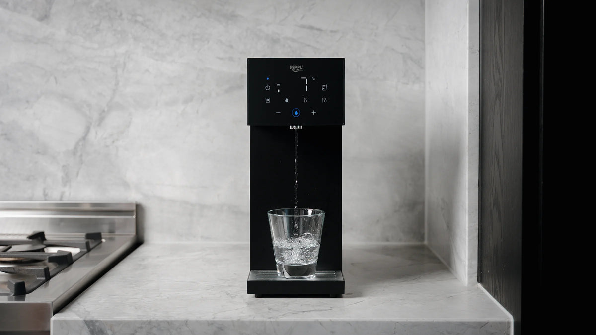 Rippl Nano in Black pouring cold water