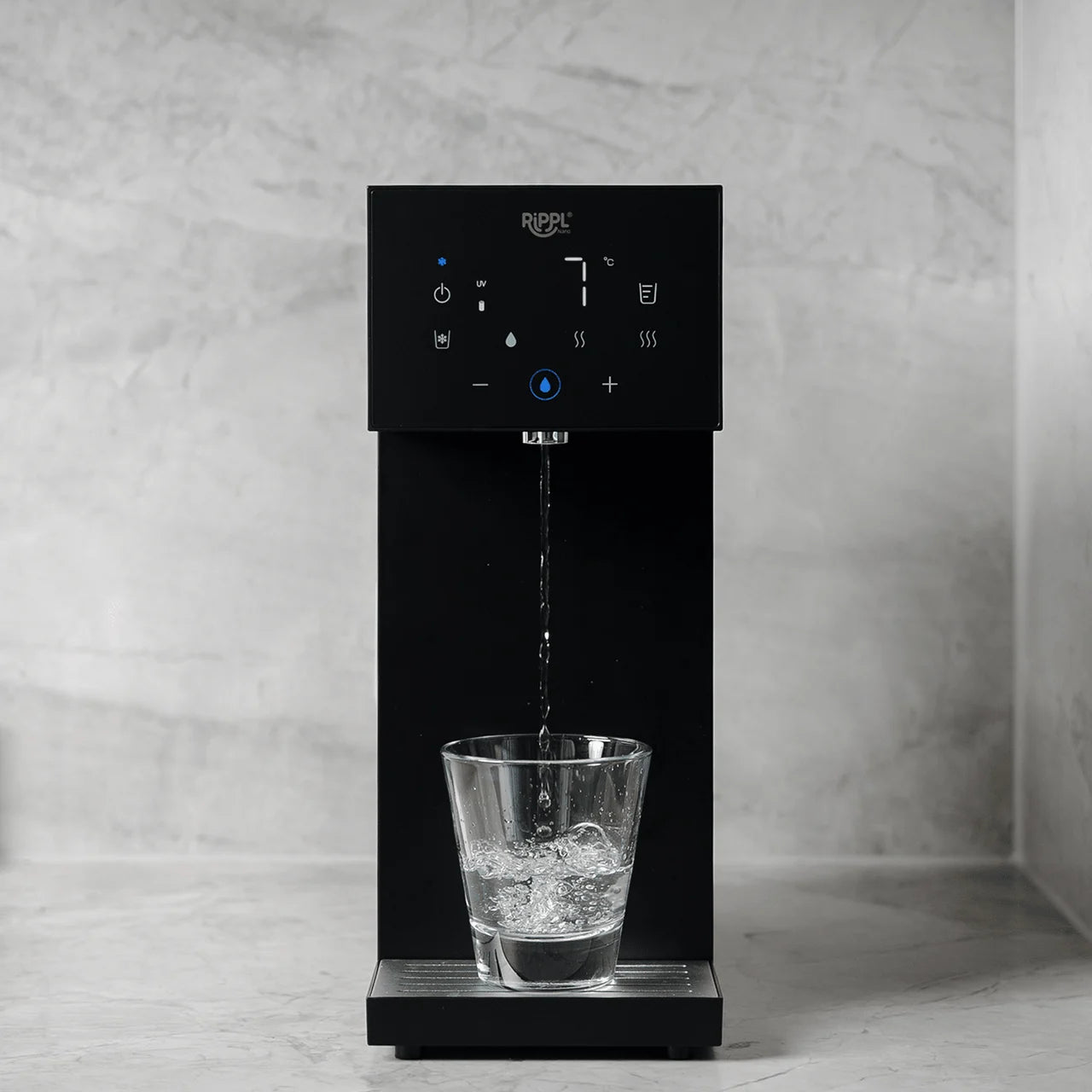 Rippl Nano in Black pouring cold water into a glass