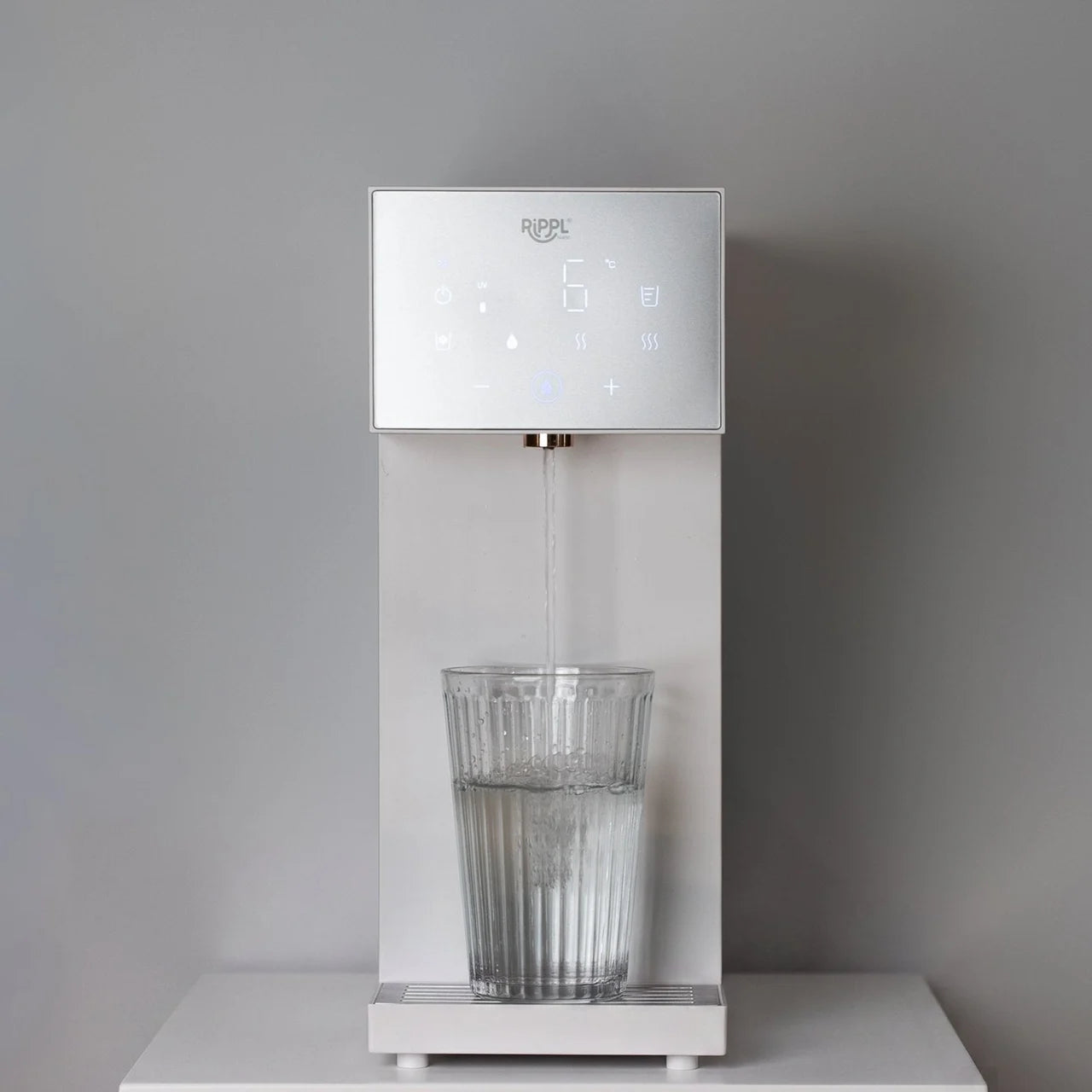 Rippl Nano in White pouring cold water into a glass