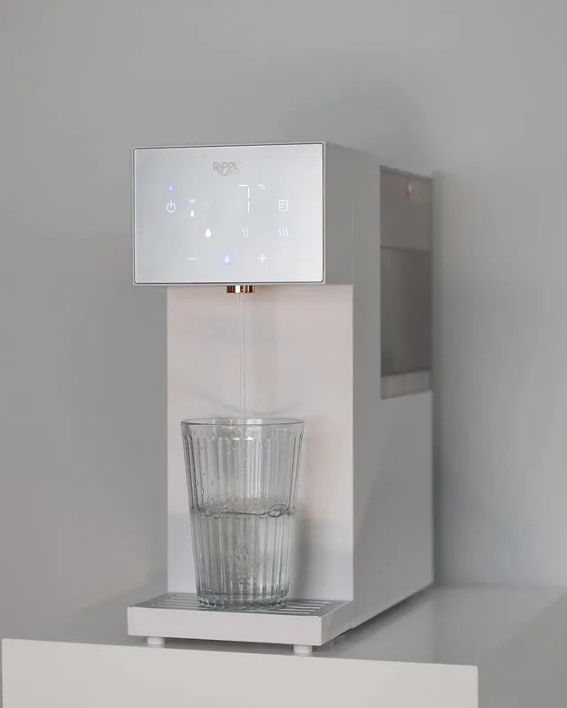 Rippl Nano in White pouring cold water into a glass